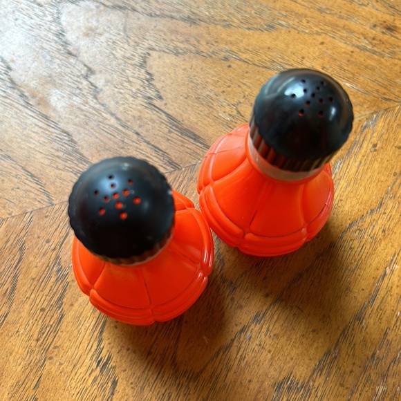 Anchor hocking orange salt and pepper shakers vintage - Picture 2 of 3
